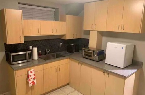 Fraserview House | Cozy, Comfortable and Clean Home. Close to Transit, Restaurants, Park and Pool!
