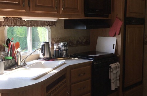 Brew Bay House | Cozy, Comfortable, Semi Waterfront Accommodations Just South of Powell River