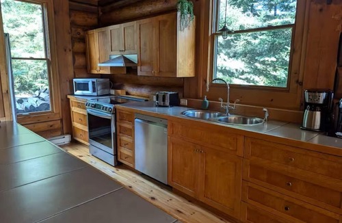 Lac Superieur Village Ski Chalet | Cozy Comfy AC Chalet Louie has 4 bedrooms, Spa,Pool, lake, Pet-Friendly!