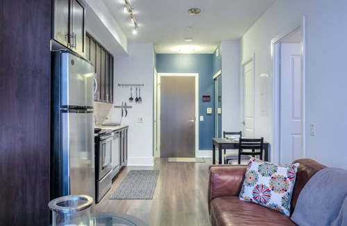 Wellington Place Condo | Cozy Condo w/Balcony + Workspace in Downtown