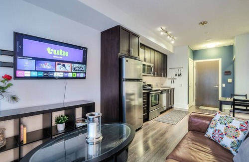 Wellington Place Condo | Cozy Condo w/Balcony + Workspace in Downtown