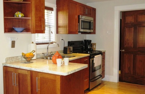 Shelburne House | Cozy Contemporary Cottage 10 mins to beach
