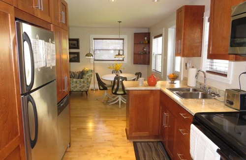 Shelburne House | Cozy Contemporary Cottage 10 mins to beach