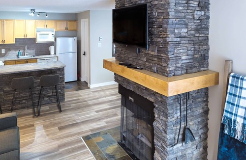 East Kootenay Condo | Cozy & Convenient Mountain Getaway | Ski In/Out | Hot Tub | Fireplace | Sleeps 8