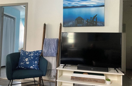 Crystal Beach House | Cozy Cottage Beach Retreat- Minutes to water, beach, USA border, Niagara Falls