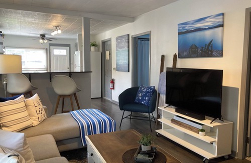 Crystal Beach House | Cozy Cottage Beach Retreat- Minutes to water, beach, USA border, Niagara Falls