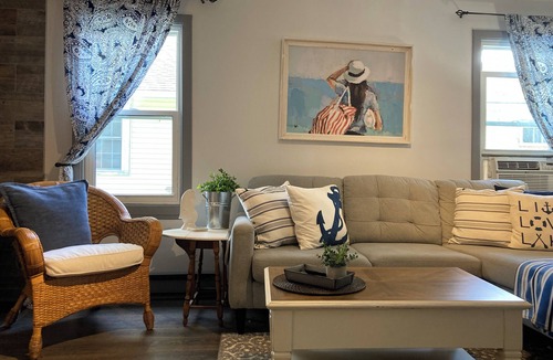 Crystal Beach House | Cozy Cottage Beach Retreat- Minutes to water, beach, USA border, Niagara Falls