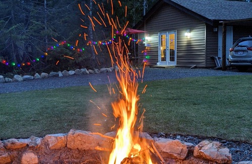 Regional District of Nanaimo Cottage | Cozy Cottage, Minutes from stunning waterfalls and beautiful beaches!