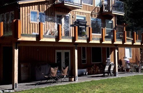 Youbou Cottage | Cozy cottage suite by the lake