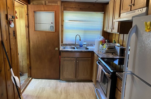 Innisfil Cottage | COZY COTTAGE WALKING DISTANCE TO LAKE SIMCOE & FRIDAY HARBOUR