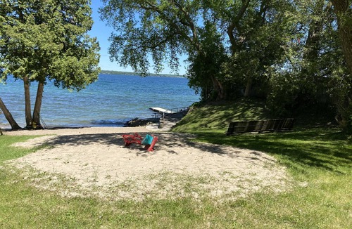 Innisfil Cottage | COZY COTTAGE WALKING DISTANCE TO LAKE SIMCOE & FRIDAY HARBOUR