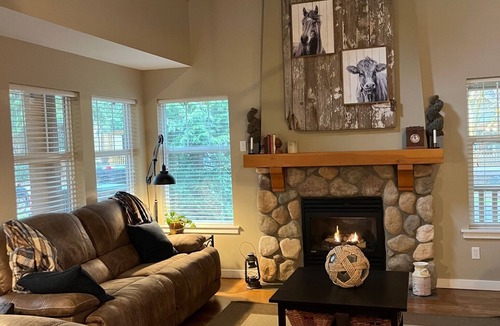 Lindell Beach Cottage | Cozy Cottage with Resort Inspired Amenitiesnn