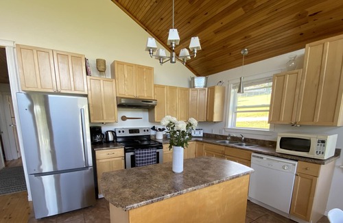 Found Mills Cottage | Cozy Cottage With Water View, Kayaks & Hot Tub On The Stanley River