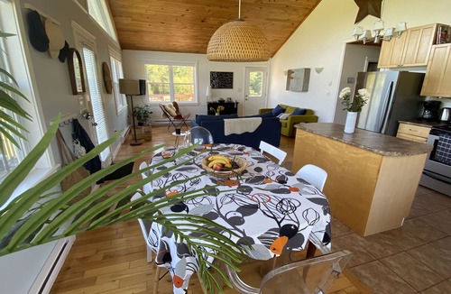 Found Mills Cottage | Cozy Cottage With Water View, Kayaks & Hot Tub On The Stanley River