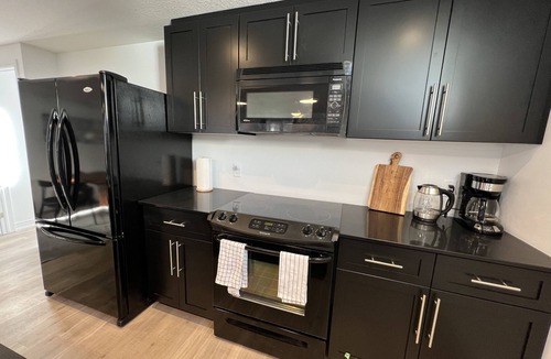 Beamsville Apartment | Cozy Couples Getaway | Walk to Wine Country & Bruce Trail