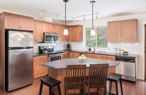 Lindell Beach House | Cozy Cultus Cottage with Shared Pool and Hot Tub. Pet-Friendly!