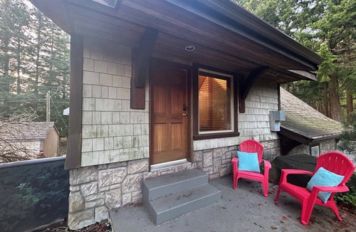 Comox Cottage | Cozy Detached Private 1 BR Carriage House in Comox