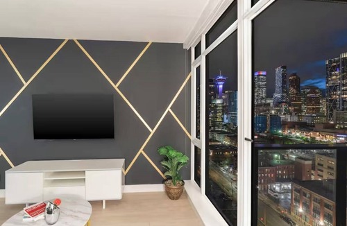 Victoria Park Apartment | Cozy Downtown Condo with stunning Calgary Tower and city views (with parking)