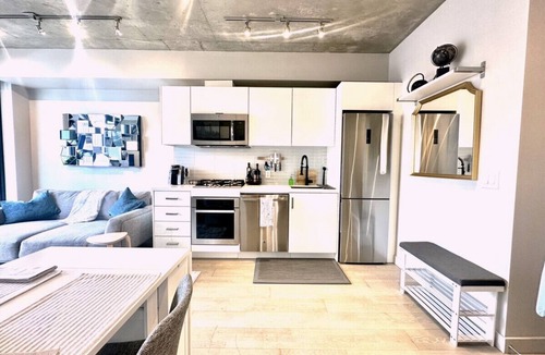 Connaught Apartment | Cozy DT Fantastic Amenities View Private Parking