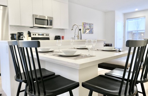 Bridgeland House | Cozy Family Home/Downtown Calgary/Free Parking/Enclosed Garage/Pet Friendly n