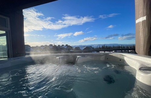 Big White Ski Resort Apartment | Cozy family retreat at Big White Ski Resort, 3BD, 2 Bath, and Private Jacuzzi