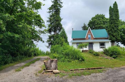 Windham Centre House | Cozy Farmhouse 10 Minutes From The Beach!