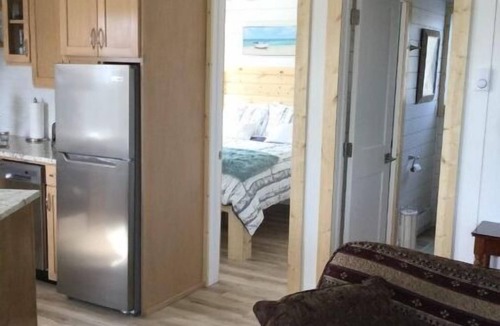 Manitoba House | Cozy Guest cottage waterfront with screened in gazebo