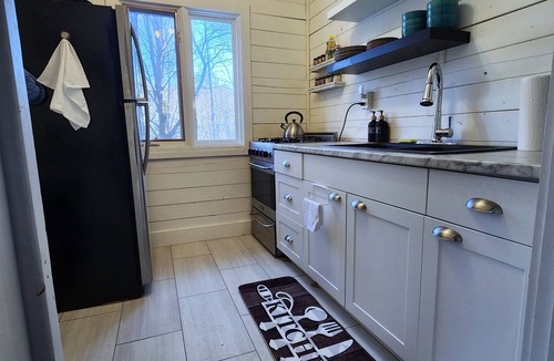 Hastings Highlands Cabin | Cozy Hilltop Cabin - 10 minutes to Bancroft