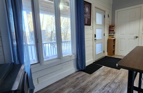 Hastings Highlands Cabin | Cozy Hilltop Cabin - 10 minutes to Bancroft