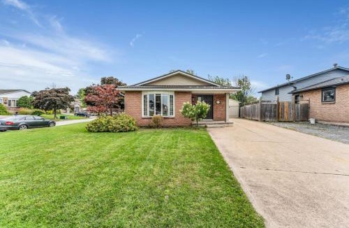 Thorold House | Cozy Home by Niagara Falls
