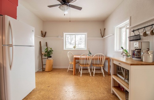 Gimli House | Cozy Home-> Ideal Town location - walk to beach + everything + great fenced yard