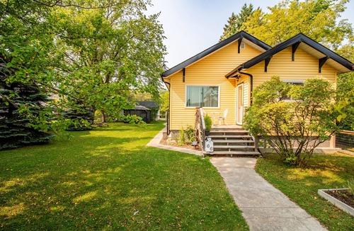 Gimli House | Cozy Home-> Ideal Town location - walk to beach + everything + great fenced yard
