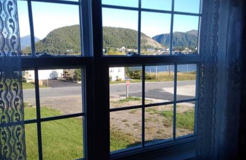 Norris Point Cottage | Cozy Home With A Beautiful View