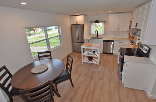 Woodstock House | Cozy Home With River View