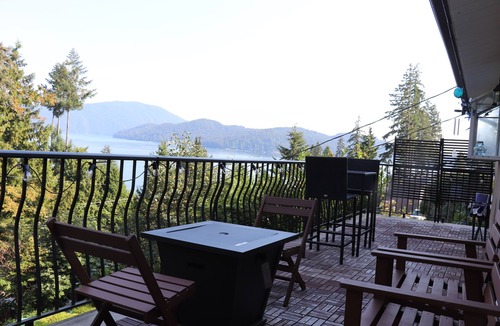 Langdale House | Cozy Home with Ocean and Mountain views. Family sized wth game room and deck