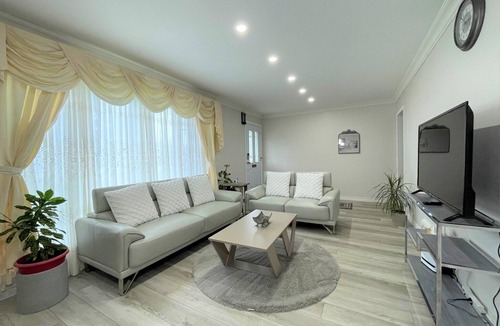 Scarborough House | Cozy House in the Bluffs.