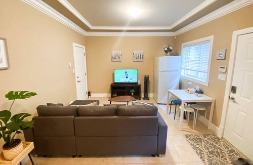 Richmond House | Cozy King Sized Private Entrance Suite 15 min from YVR and self check in