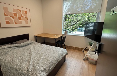 Fairview Apartment | Cozy Lab Studio. Central Location. High-end Mattress, 55inch TV, Free Coffee