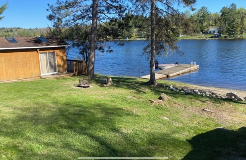 St. Charles Cottage | COZY LAKE FRONT COTTAGE ON NEPEWASSI LAKE