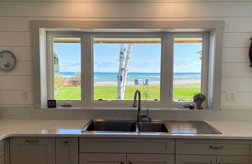 Collingwood House | Cozy Lake House and Coach Home - 5 minutes to downtown & 10 minutes to ski hills