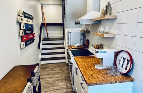 Collingwood House | Cozy Lake House and Coach Home - 5 minutes to downtown & 10 minutes to ski hills