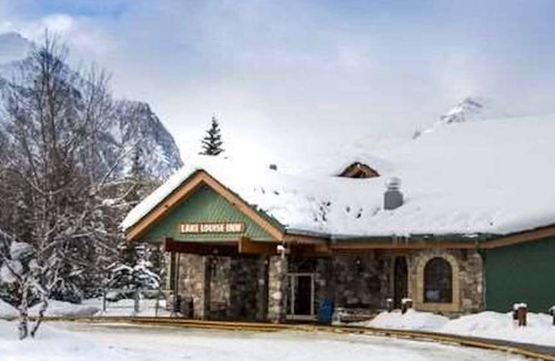 Lake Louise Condo | Cozy Lake Louise Retreat | Jacuzzi + Fireplace