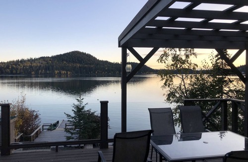 Deka Lake Cabin | Cozy lakefront cabin