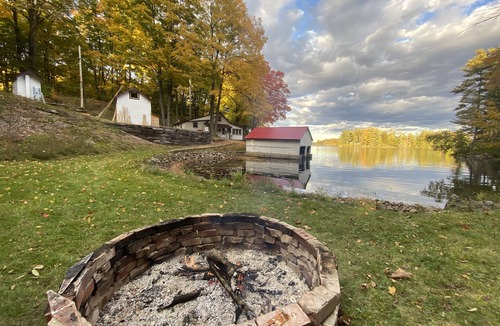 Frontenac Cottage | Cozy Lakefront Getaway in South Frontenac, Rustic & Elegant, Highspeed Internet