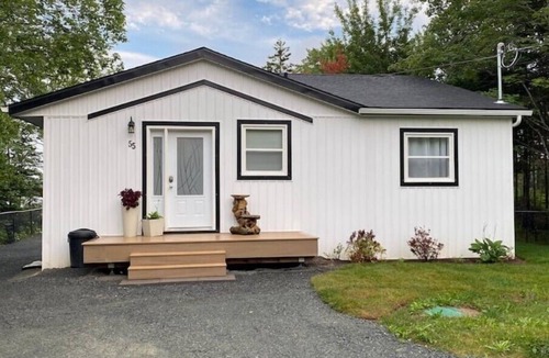Mount Uniacke Cottage | Cozy Lakeside Cottage