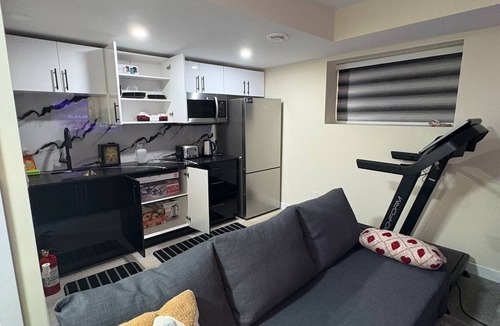 Transcona House | Cozy Lakeview Family Suite