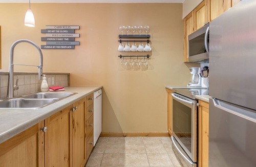 Silver Star Mountain Condo | Cozy Large Corner Condo in Creekside with Shared Outdoor Hot Tub, Pet Friendly!