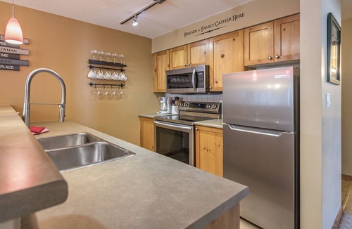 Silver Star Mountain Condo | Cozy Large Corner Condo in Creekside with Shared Outdoor Hot Tub, Pet Friendly!