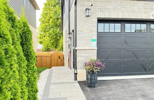 Collingwood House | Cozy Licensed Collingwood Suite & Spa – 1BR + Family Room Near Blue Mountain!