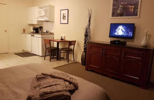 Downtown Gatineau Apartment | Cozy Little Studio #16 by Amazing Property Rentals